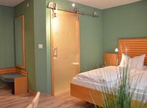 Premium bedding, memory-foam beds, individually decorated, desk - Hotel Bergwirt (Herrieden)