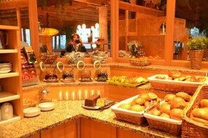 Déjeuner et dîner servis sur place