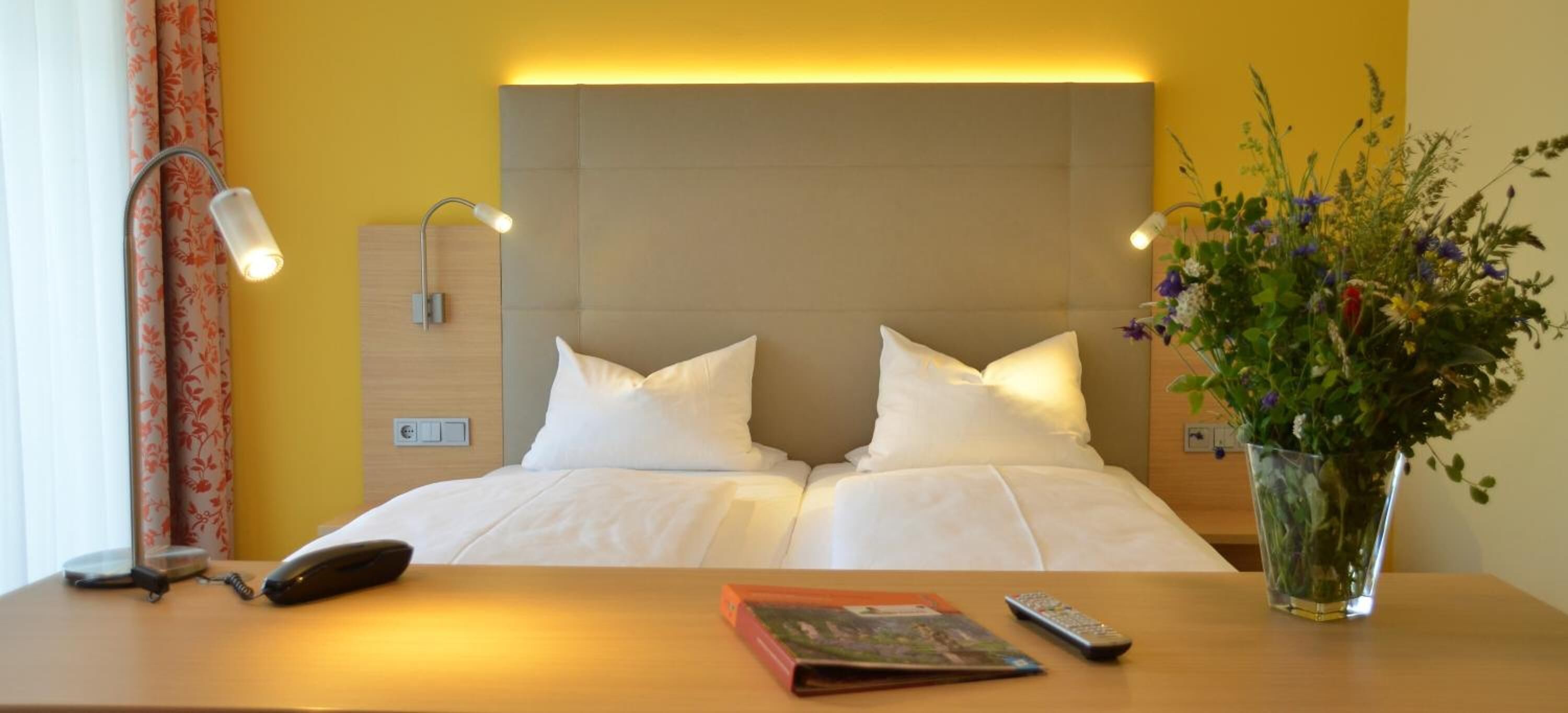 Seprai premium, busa memori, didekorasi berbeda-beda, dan meja kerja