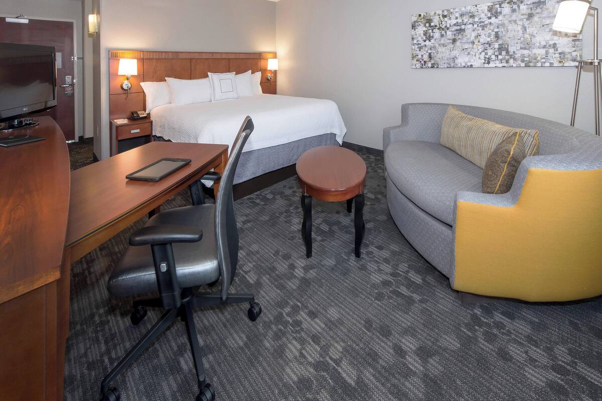 Premium bedding, desk, iron/ironing board, WiFi (free)
