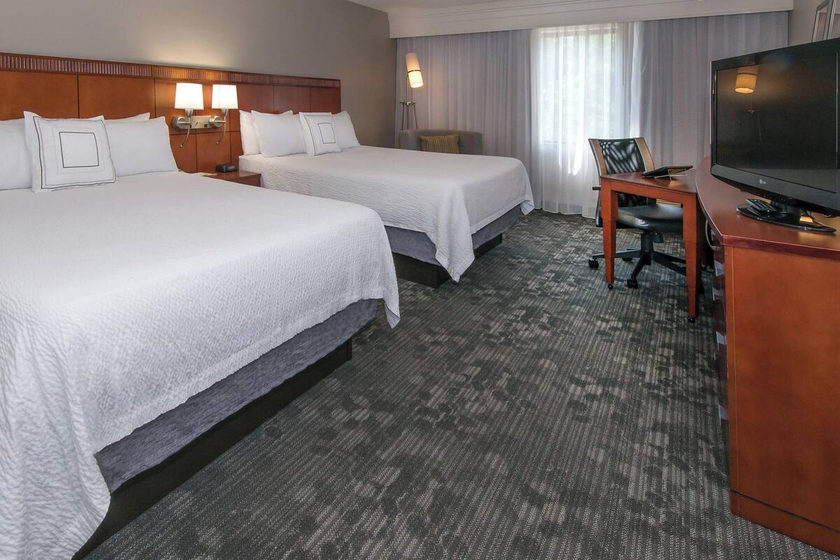 Premium bedding, desk, iron/ironing board, WiFi (free)