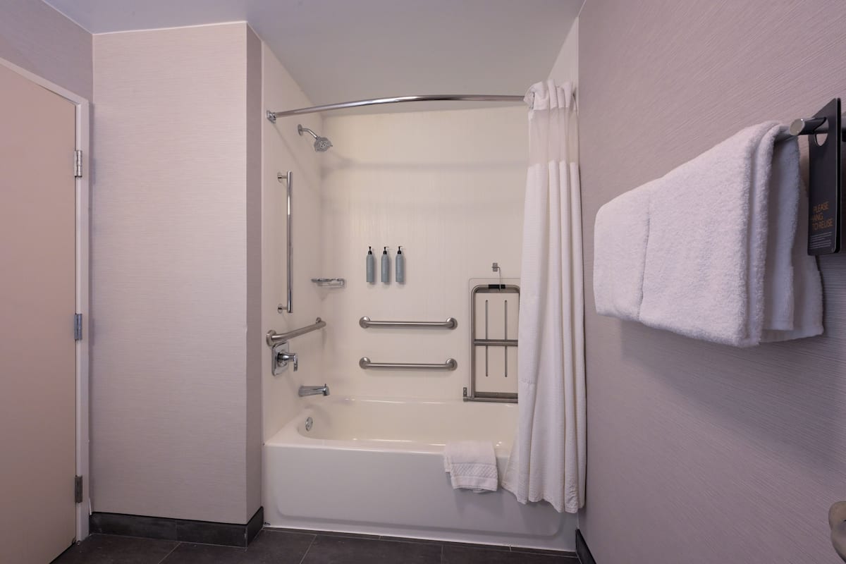 Zimmer, 2 Queen-Betten, Nichtraucher (Mobility/Hearing Accessible, Tub) | Badezimmer | Duschwanne, Komfortbadewanne, kostenlose Toilettenartikel, Haartrockner