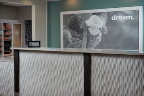 ฝ่าย  ต้อนรับ