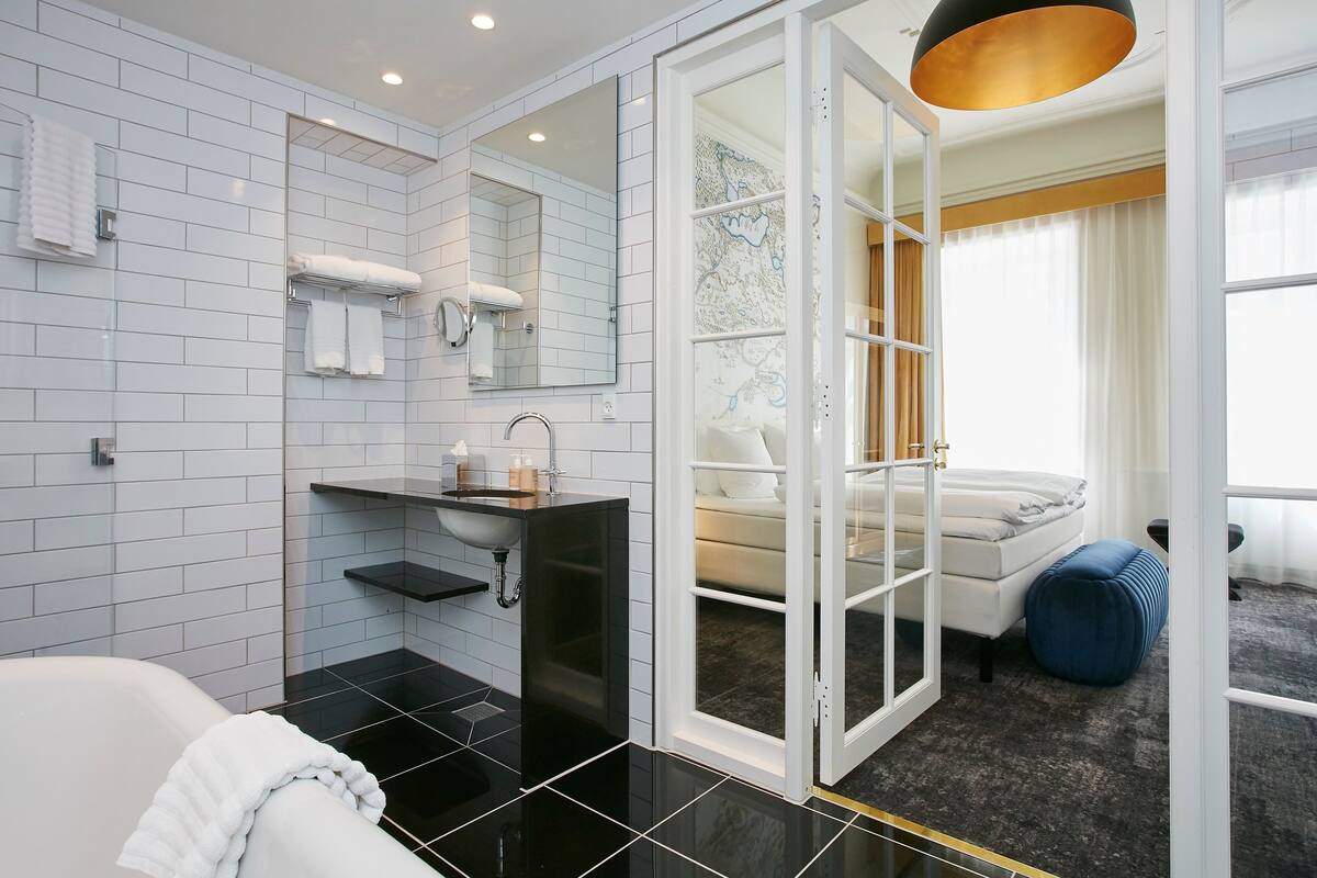 royal suite, 1 king bed | bathroom | shower, free toiletries, hair dryer, towels