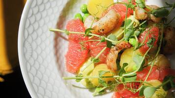 Um prato branco com textura, contendo um prato com diversos ingredientes.
