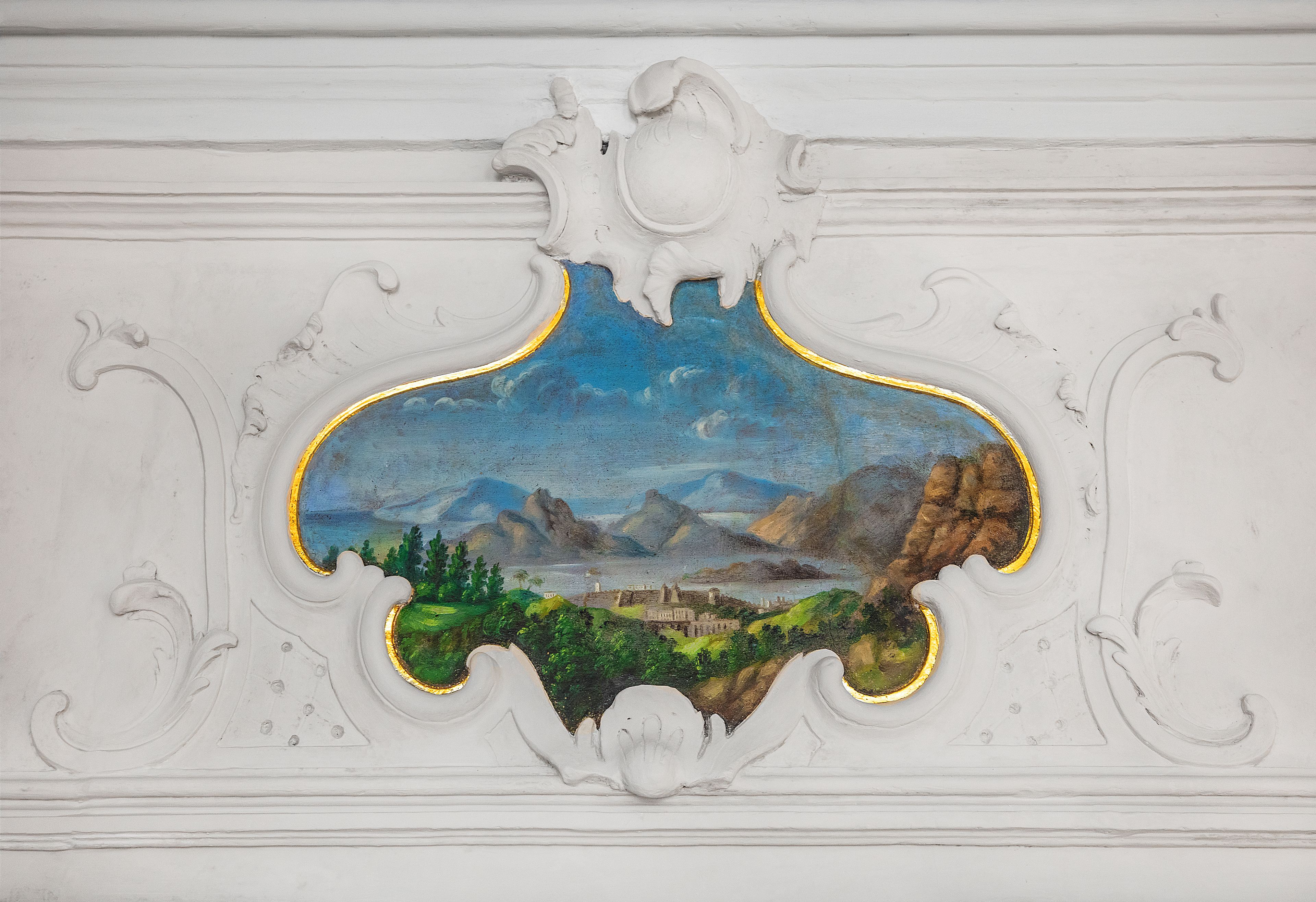 Un detallado tallado arquitectónico con una escena de paisaje.