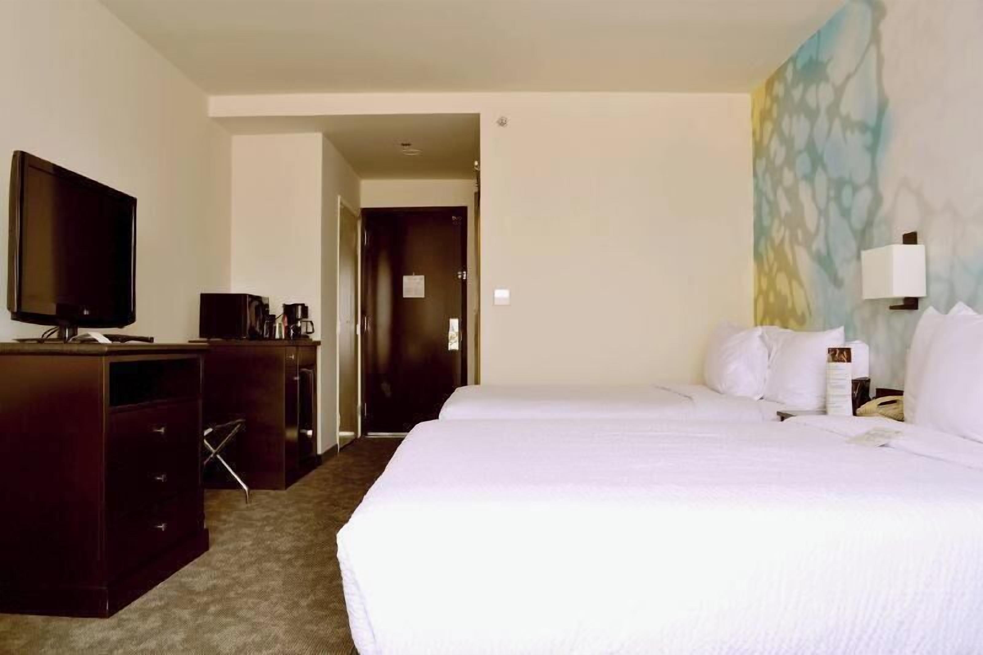 Donzen dekbedden, pillowtop-bedden, een kluis op de kamer, een bureau