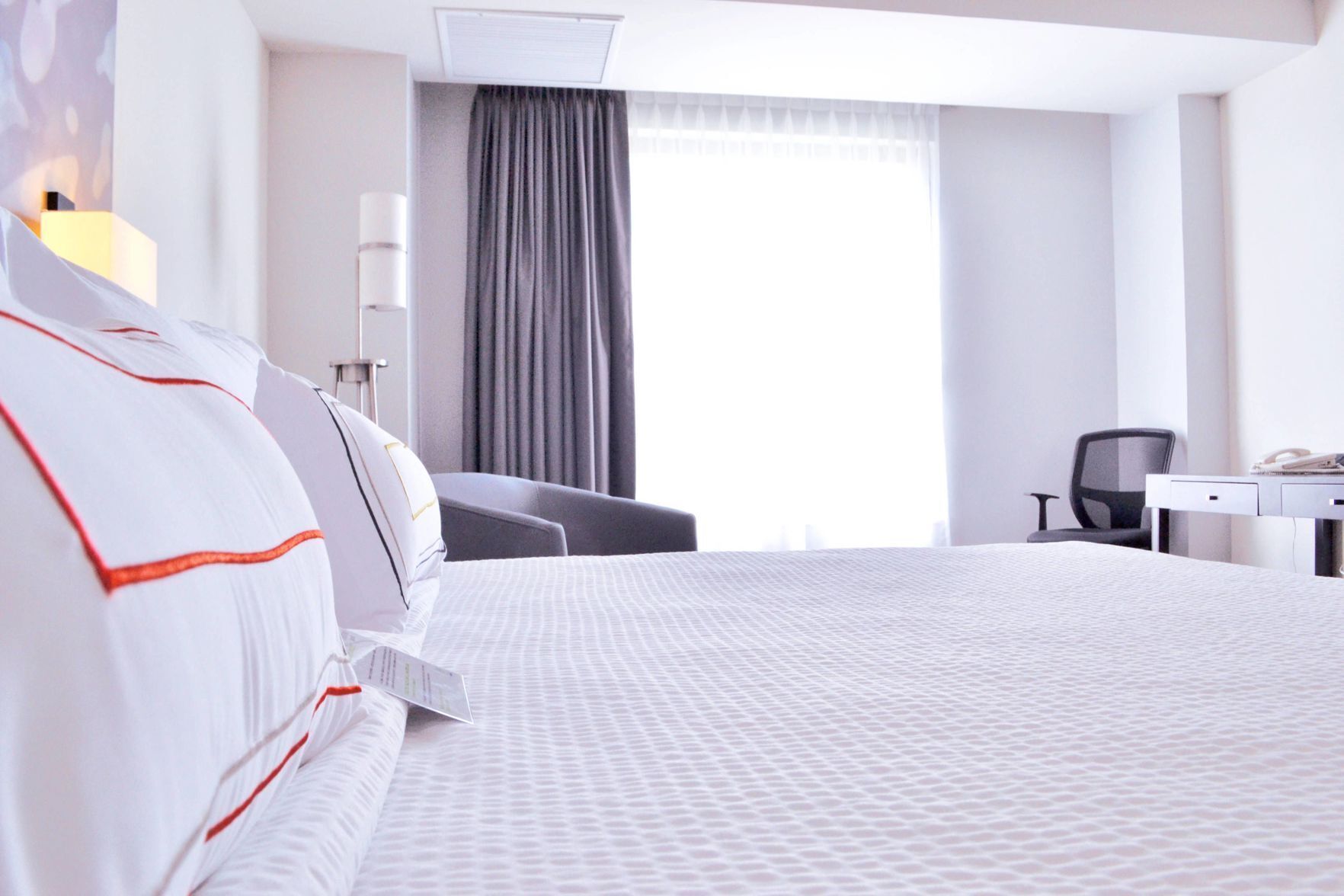 Donzen dekbedden, pillowtop-bedden, een kluis op de kamer, een bureau