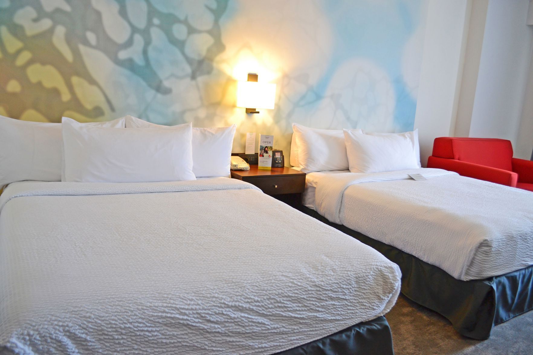 Donzen dekbedden, pillowtop-bedden, een kluis op de kamer, een bureau