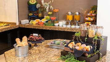 Desayuno buffet diario (USD 14 por persona)
