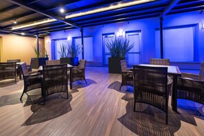 Breakfast, lunch, dinner served; international cuisine  - Courtyard by Marriott San Luis Potosi (San Luis Potosi)