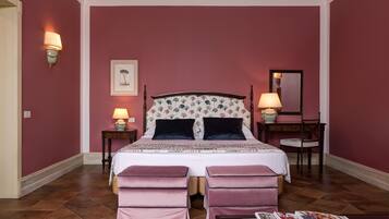 Une chambre à coucher avec un grand lit, deux tables de chevet avec des lampes, un miroir et un tapis.
