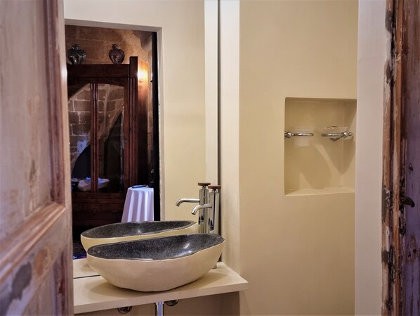 Un baño con un espejo grande, un lavabo doble y una zona de ducha.
