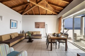 Suite Sea View with Indoor Jacuzzi | Oppholdsområde | En 30-tommers LED-TV med Parabol-TV samt TV og bordtennis