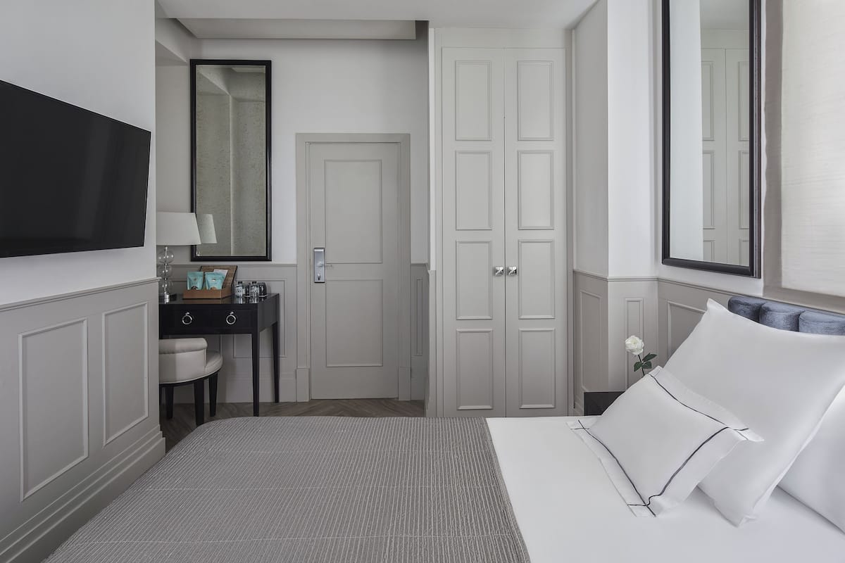 Superior eenpersoonskamer, 1 queensize bed, uitzicht op zee | 1 slaapkamer, een minibar, gratis wifi, beddengoed