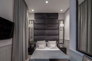 高級單人房, 1 張加大雙人床 | 1 間臥室、迷你吧、免費無線上網、床單