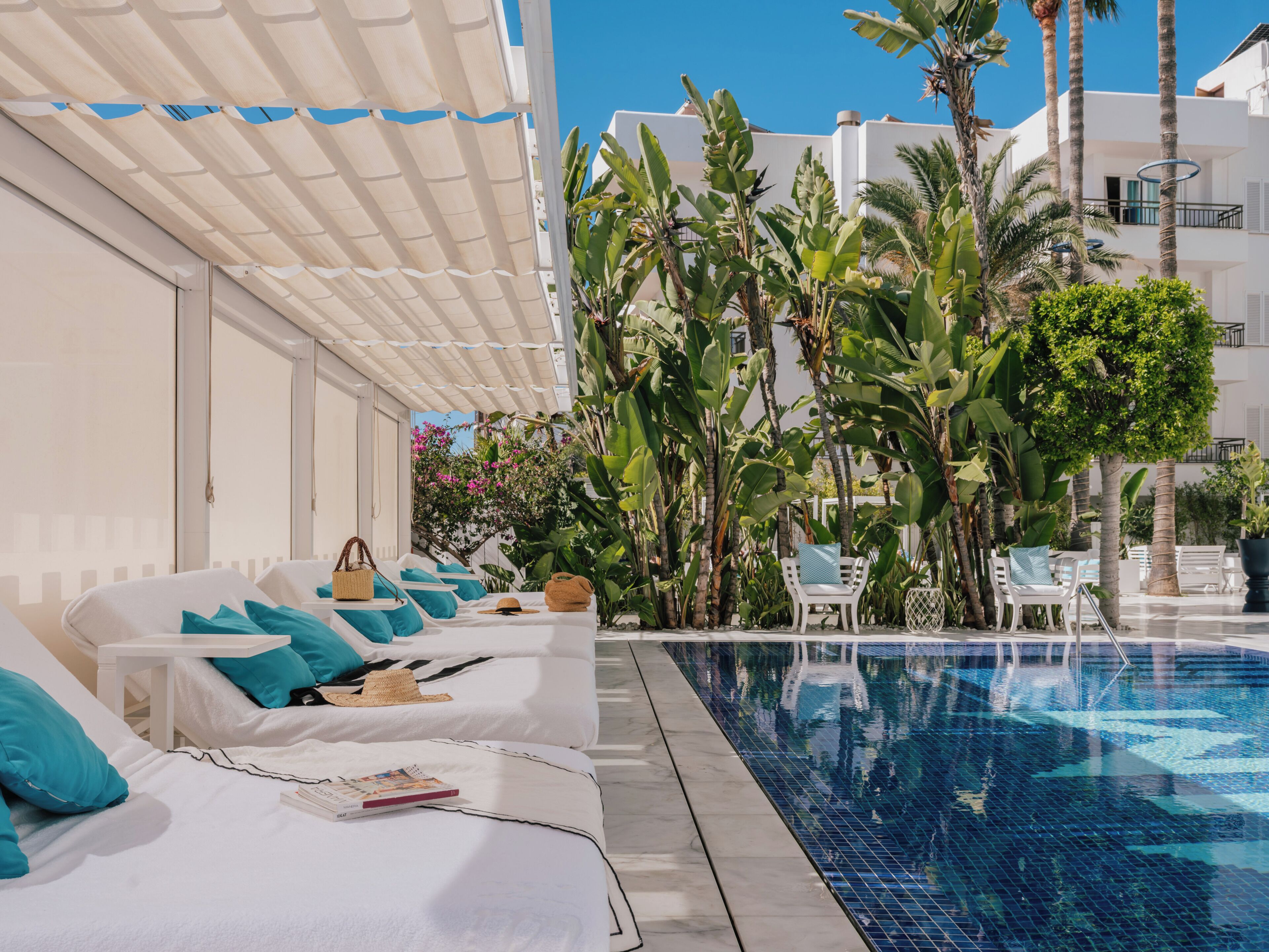 Indoor pool, outdoor pool