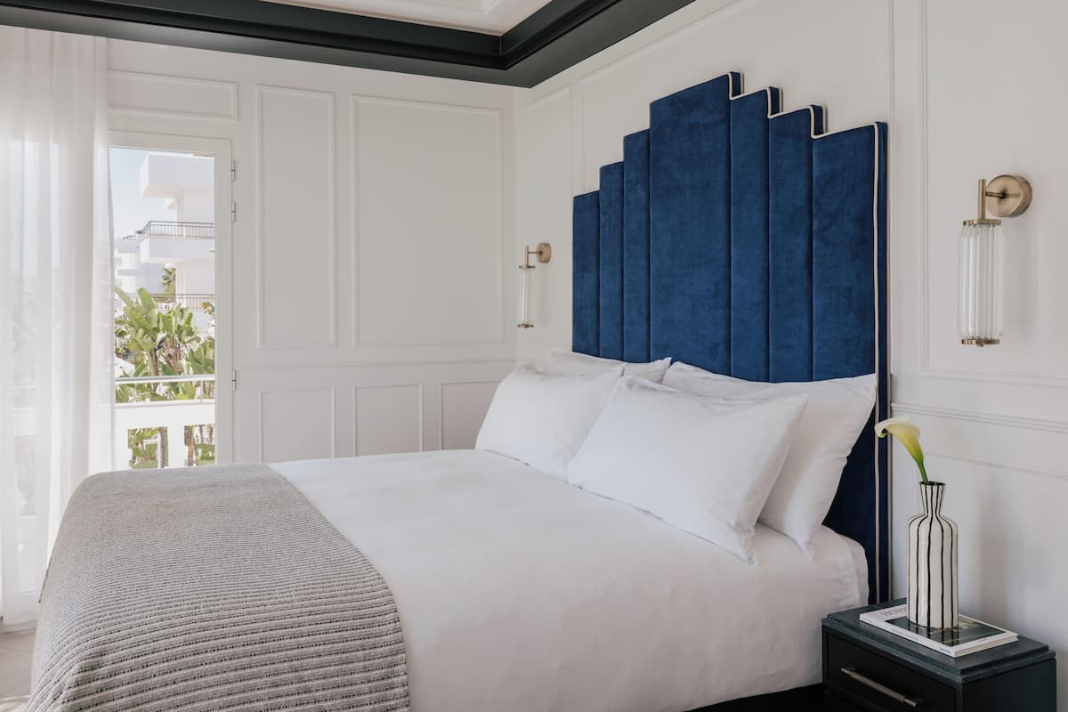 Minibar, free WiFi, bed sheets