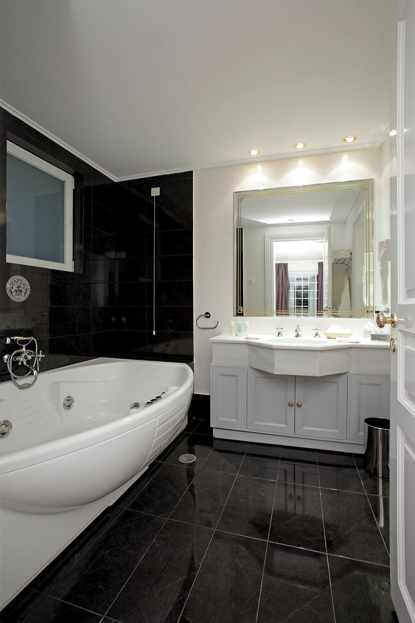 executive suite | hypo-allergenic bedding, minibar, in-room safe, desk