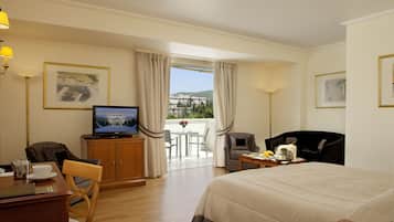 Allergivenligt sengetøj, minibar, pengeskab på værelset, skrivebord