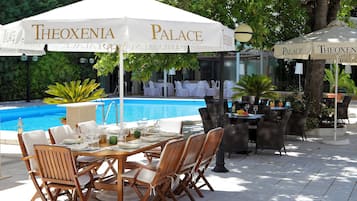 室外游泳池,日光浴躺椅