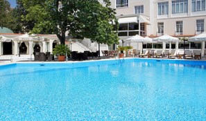 Piscine extérieure, chaises longues