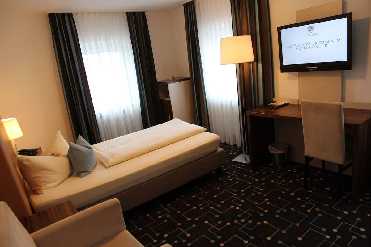 Hypo-allergenic bedding, minibar, in-room safe, desk