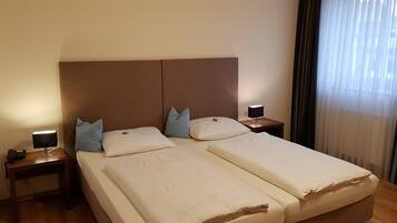 Hypo-allergenic bedding, minibar, in-room safe, desk