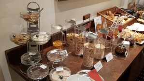 Un buffet proposant une variété de plats et d'accompagnements.