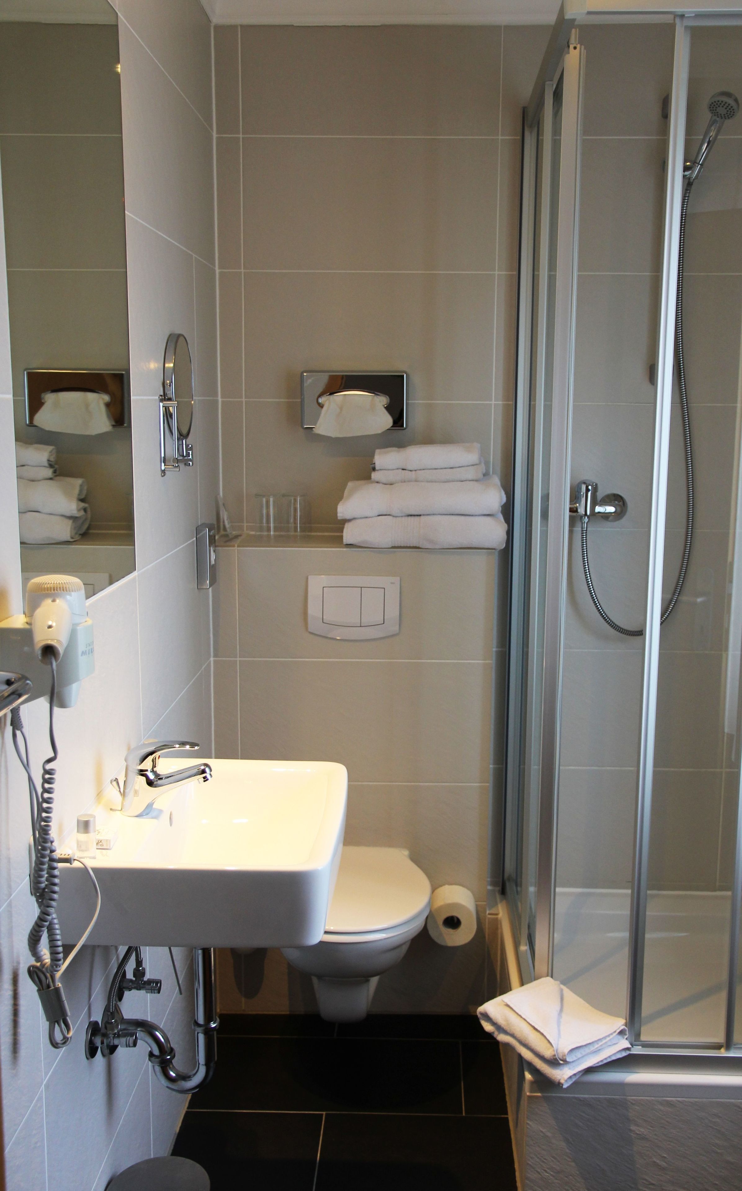 basic single room | bathroom | free toiletries, hair dryer, towels