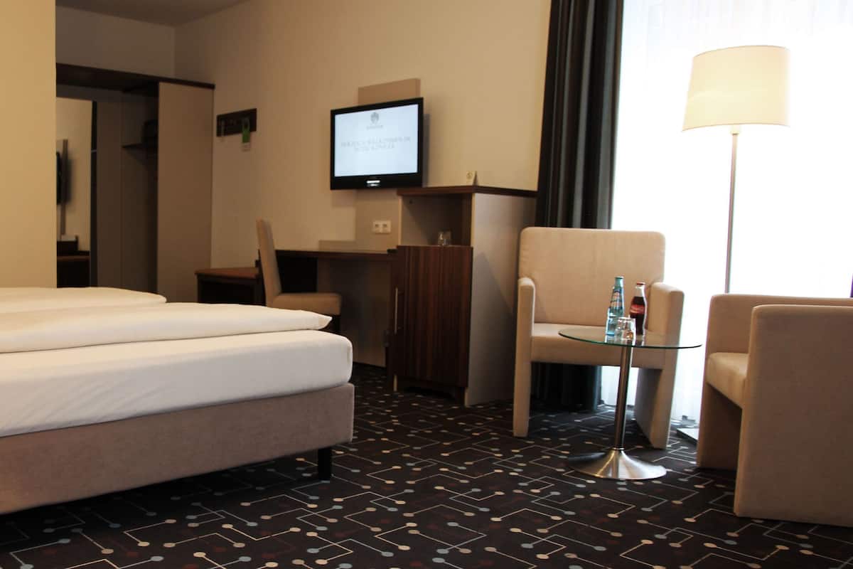 Hypo-allergenic bedding, minibar, in-room safe, desk
