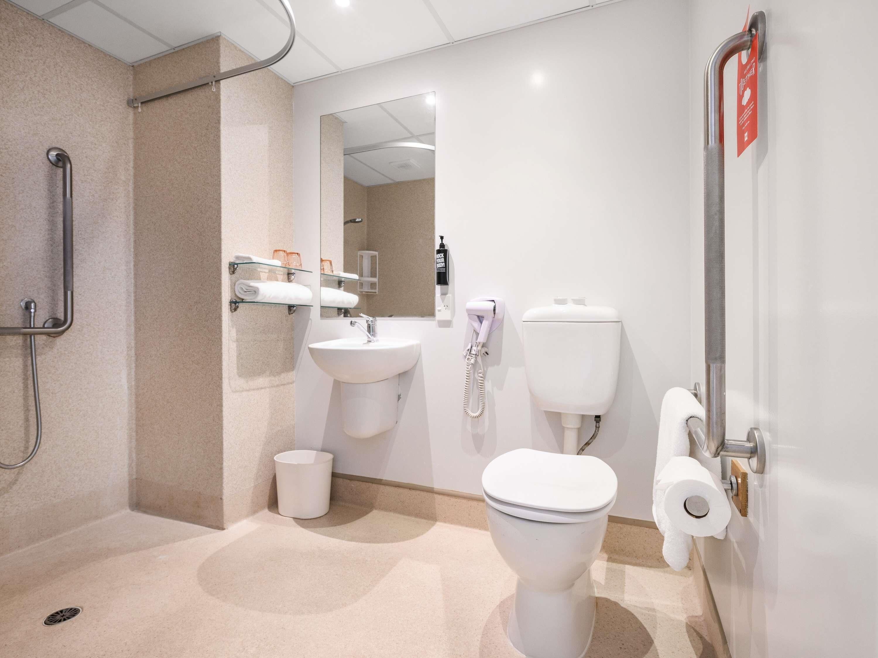 Kamar, 1 Tempat Tidur King, akses difabel, pemandangan kota | Seprai antialergi, selimut bulu angsa, dan meja kerja