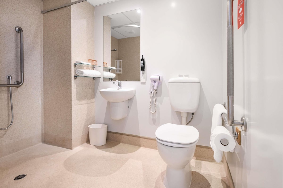 Room, 1 King Bed, Accessible, City View | Hypo-allergenic bedding, down comforters, desk, blackout drapes