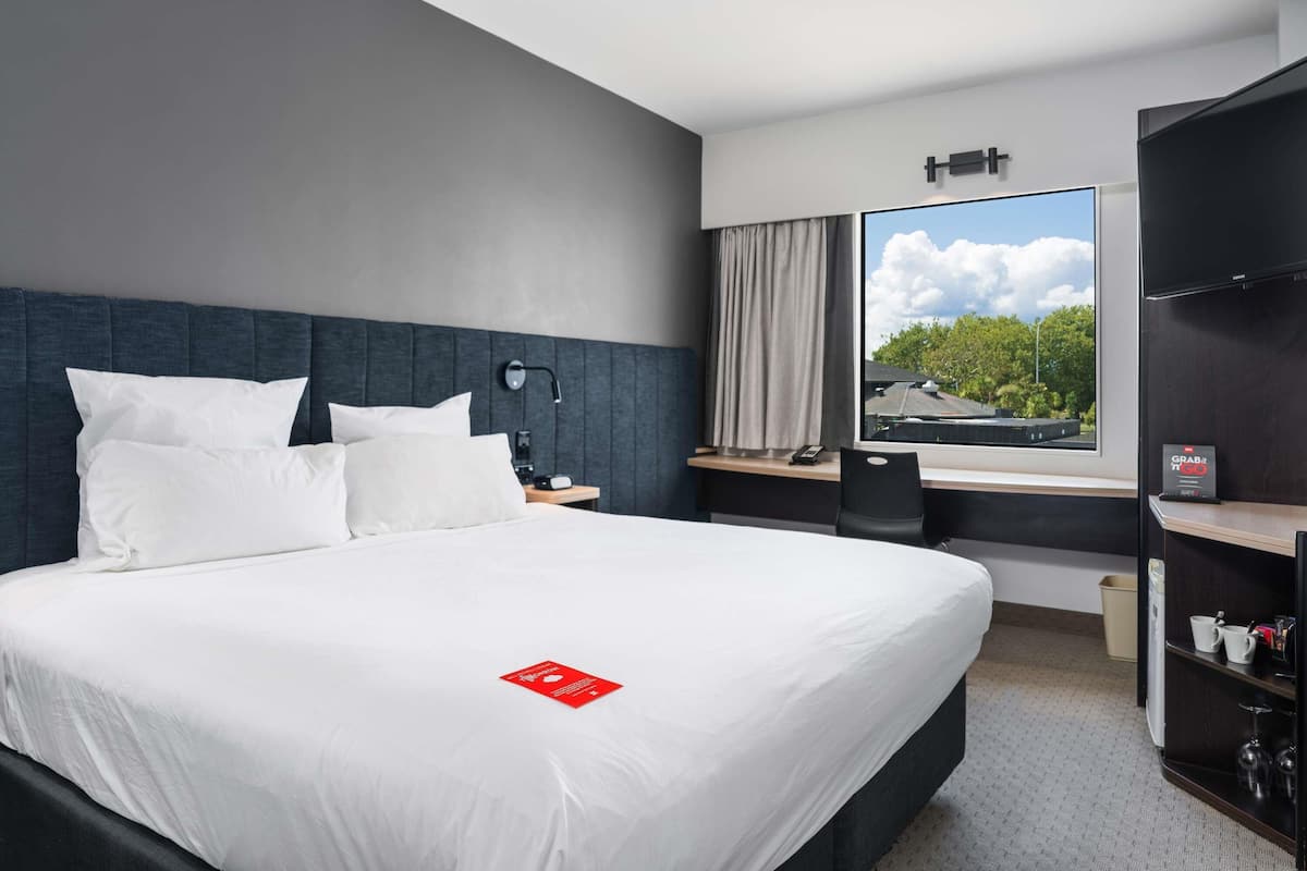 Room, 1 King Bed, Accessible, City View | Hypo-allergenic bedding, down comforters, desk, blackout drapes