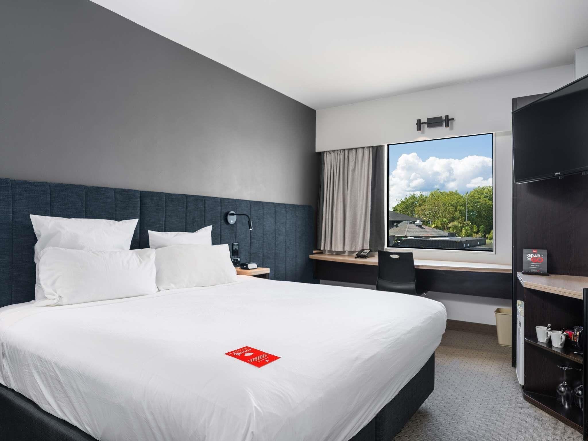 Chambre, 1 très grand lit, accessible aux personnes à mobilité réduite, vue ville