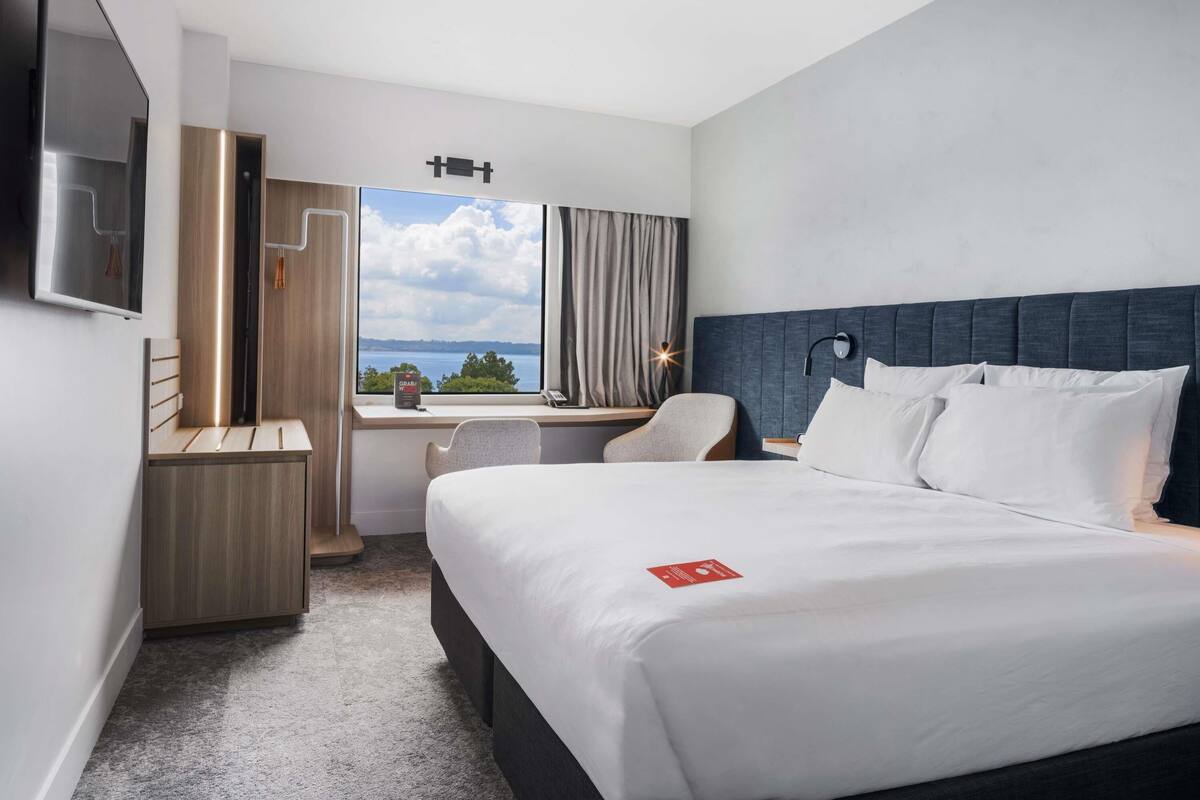 Quarto, 1 cama King, vista para o lago | Roupas de cama antialérgicas, edredons de pluma, escrivaninha