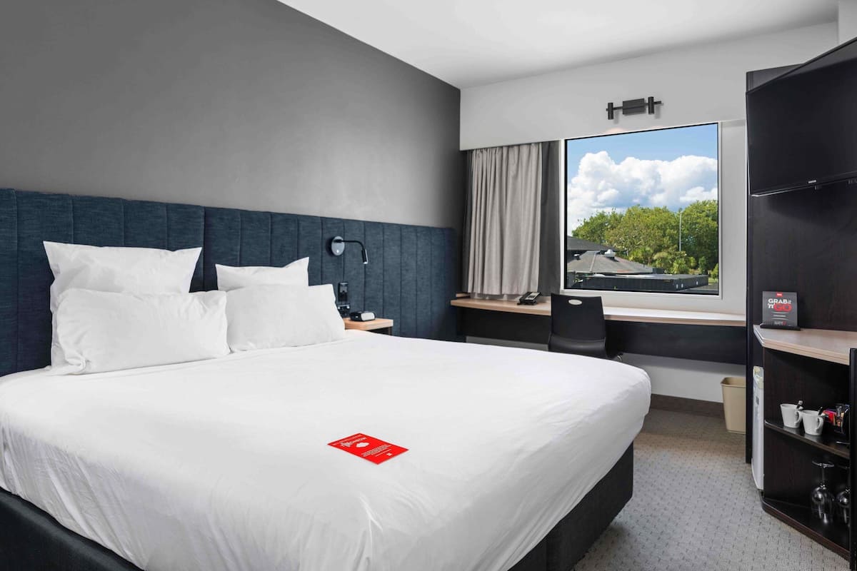 Quarto, 1 cama King, vista para a cidade | Roupas de cama antialérgicas, edredons de pluma, escrivaninha