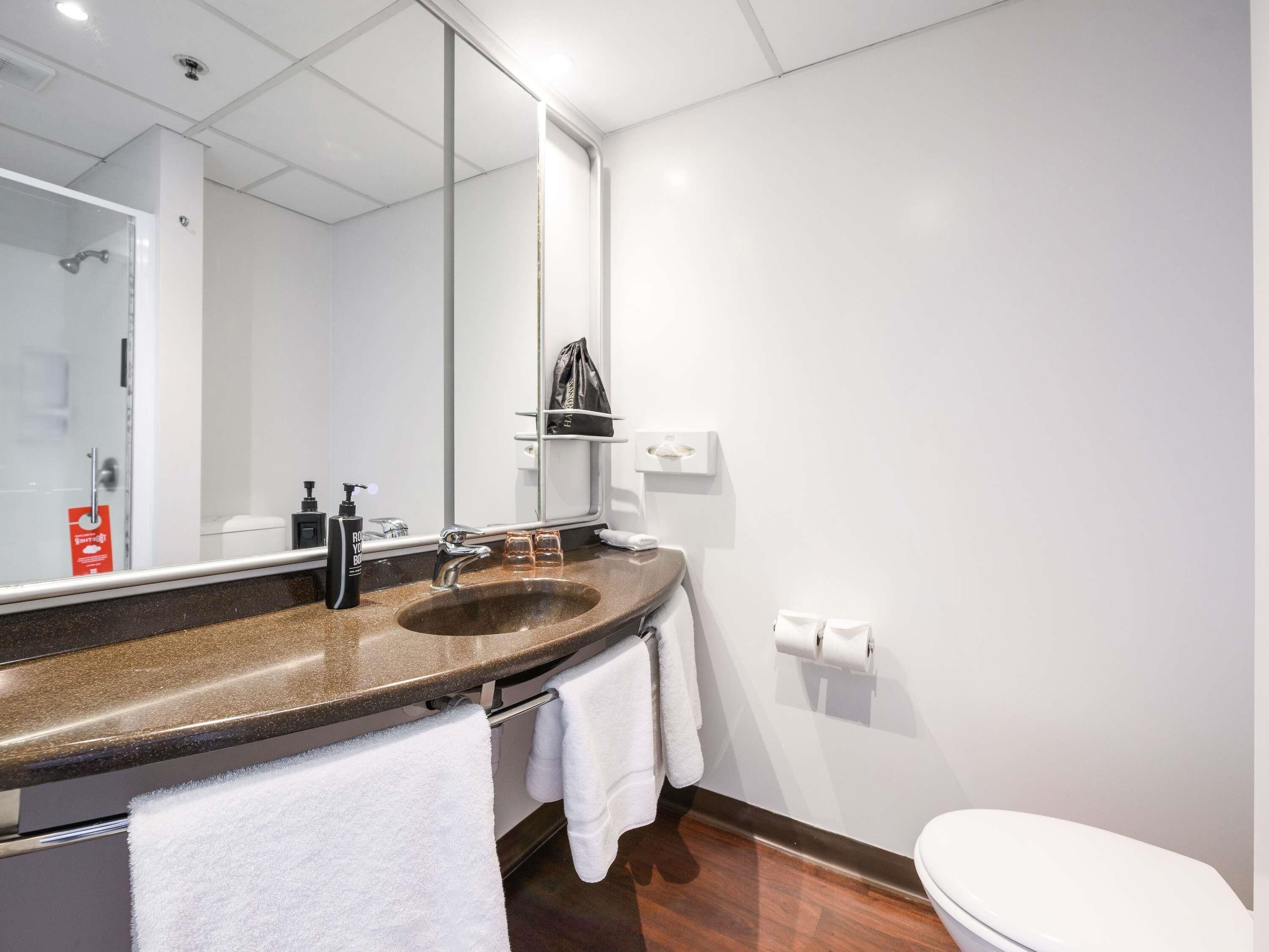 Seprai antialergi, selimut bulu angsa, dan meja kerja