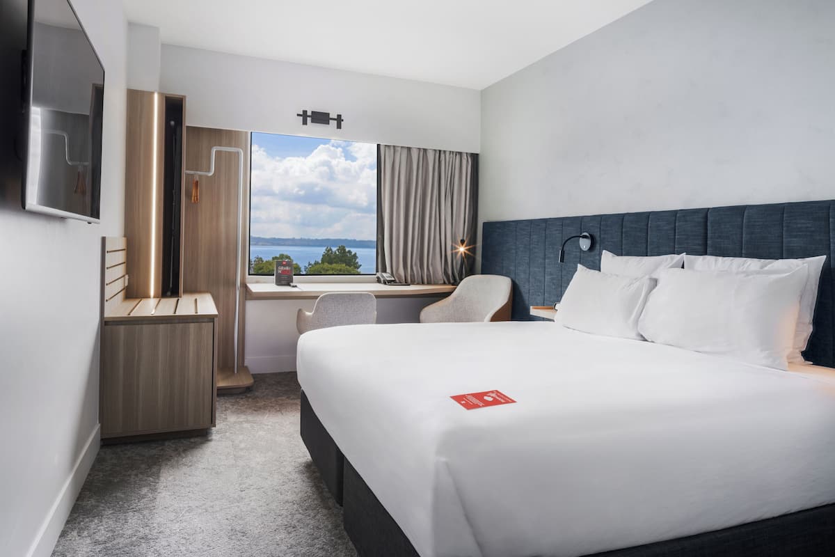 Room, 1 King Bed, Lake View