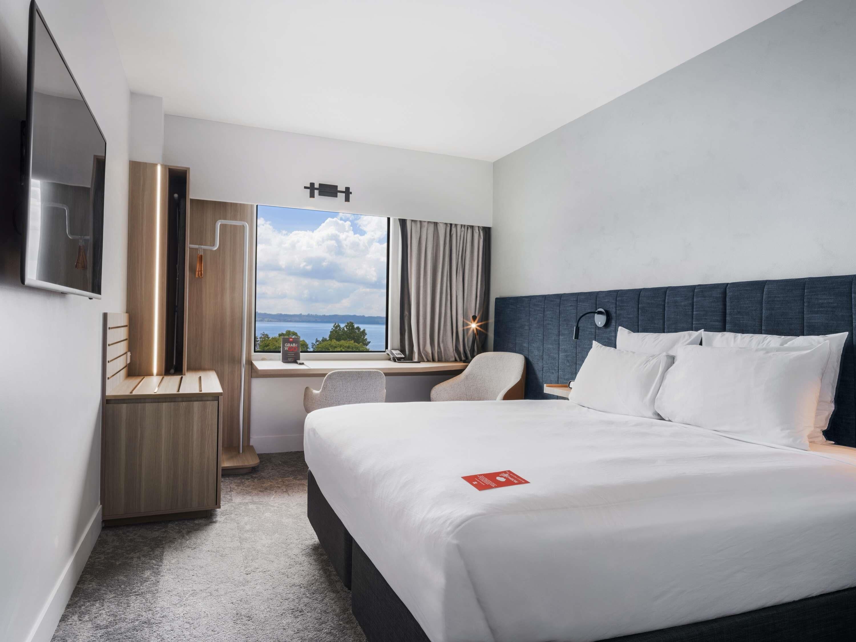 Room, 1 King Bed, Lake View