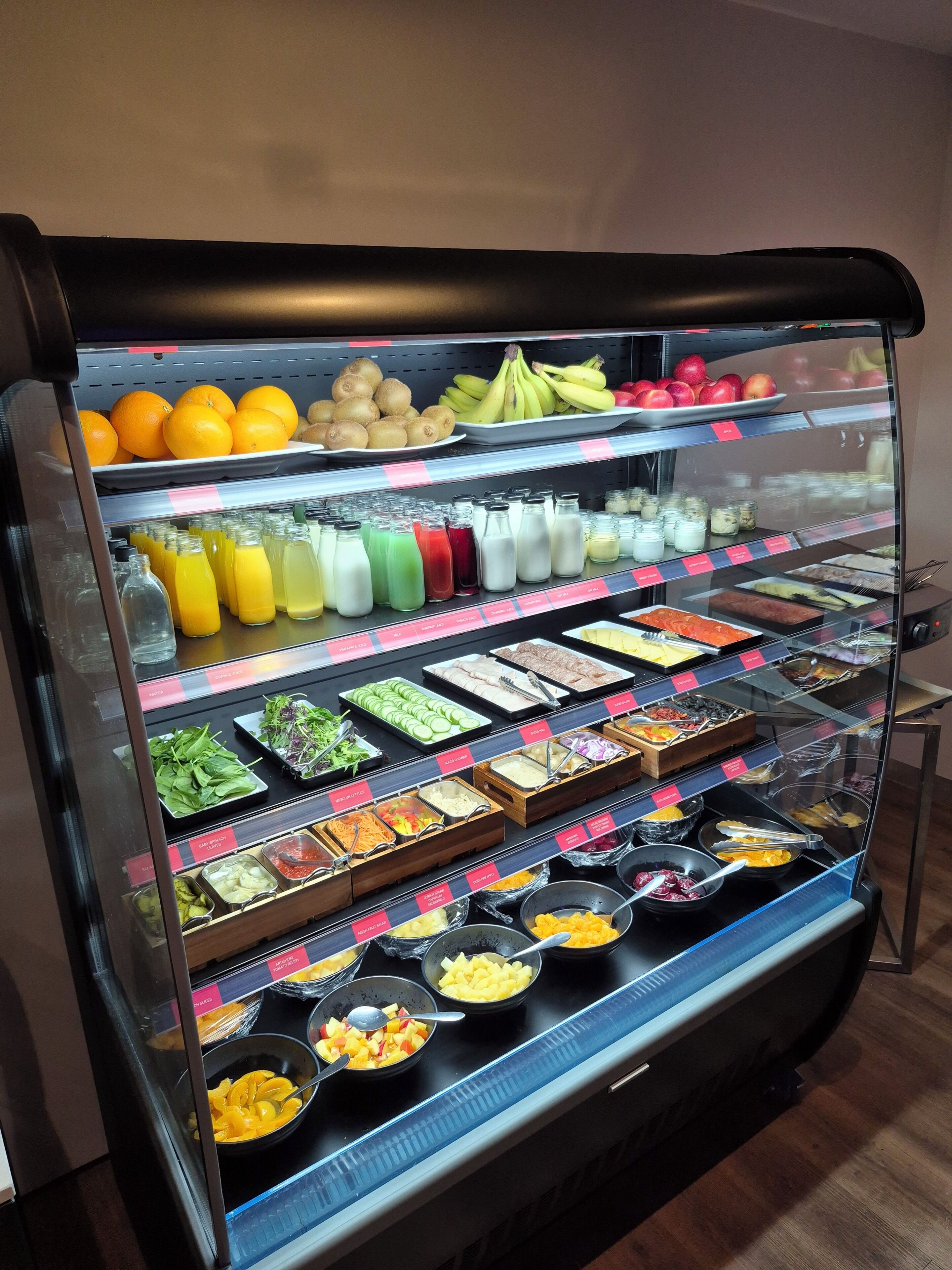 Un buffet où l’on peut se servir soi-même, proposant une variété de fruits, de légumes et de plats préparés.