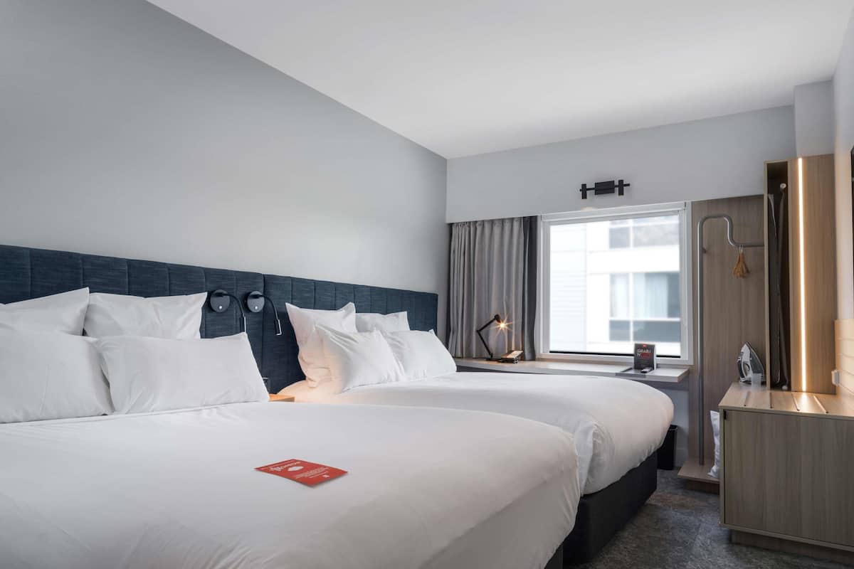 Quarto duplo, 2 camas de casal, vista para a cidade | Roupas de cama antialérgicas, edredons de pluma, escrivaninha