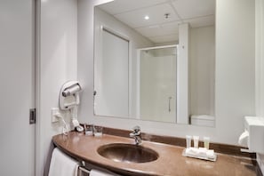 Dusche, umweltfreundliche Kosmetikartikel, Haartrockner, HandtĂŒcher