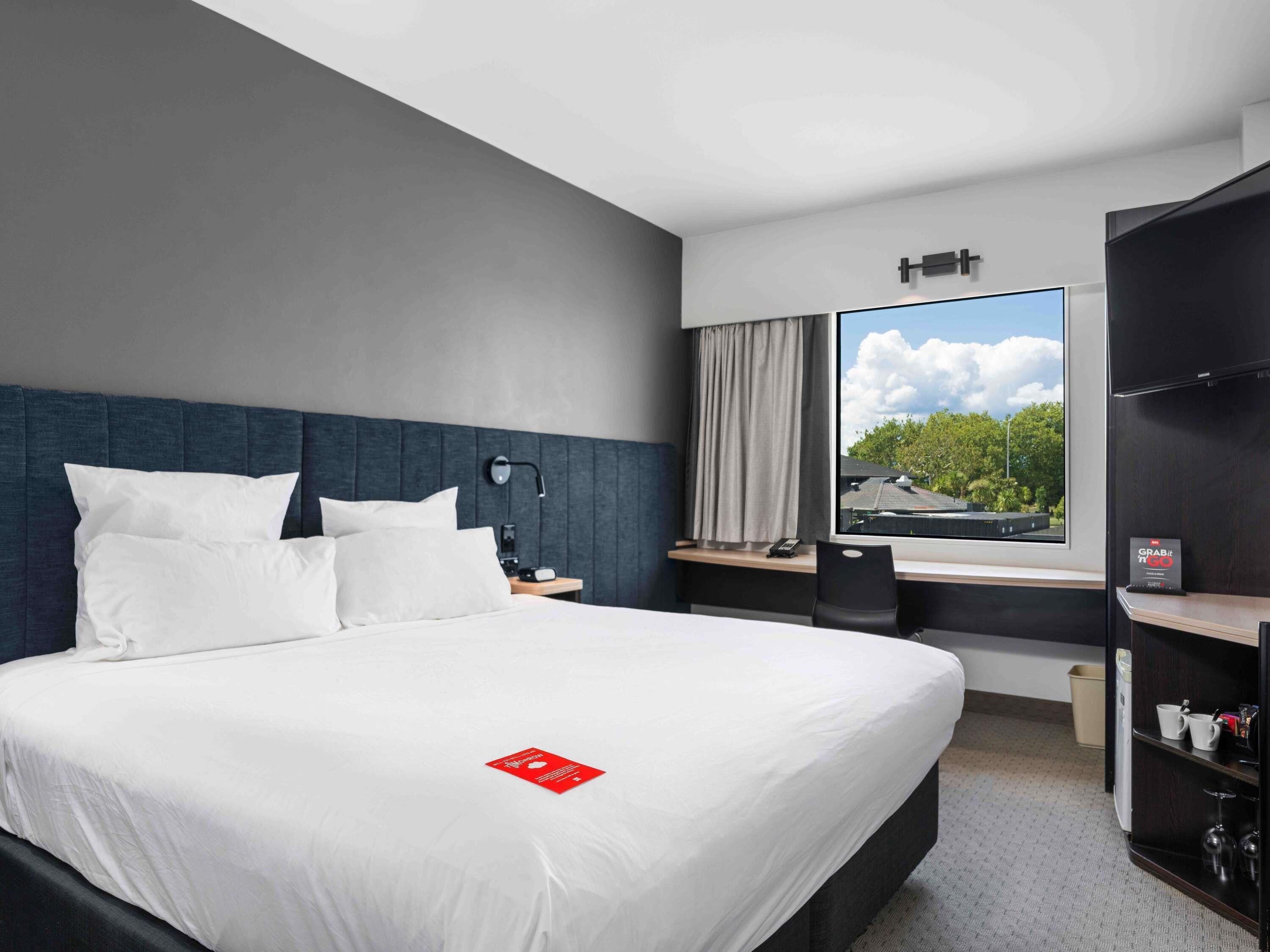 客房, 1 张特大床, 城市景观 | 防过敏的被褥、羽绒被、办公桌、遮光窗帘