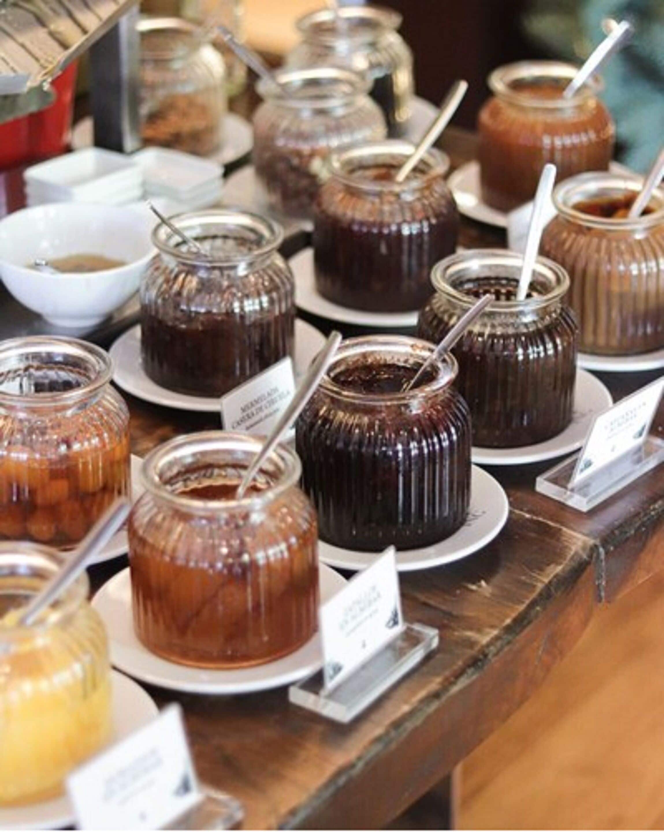 Ein Buffet mit verschiedenen Gläsern voller Soßen und Würzmitteln.