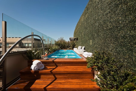 Área de tratamiento exterior, un sauna, una bañera de hidromasaje