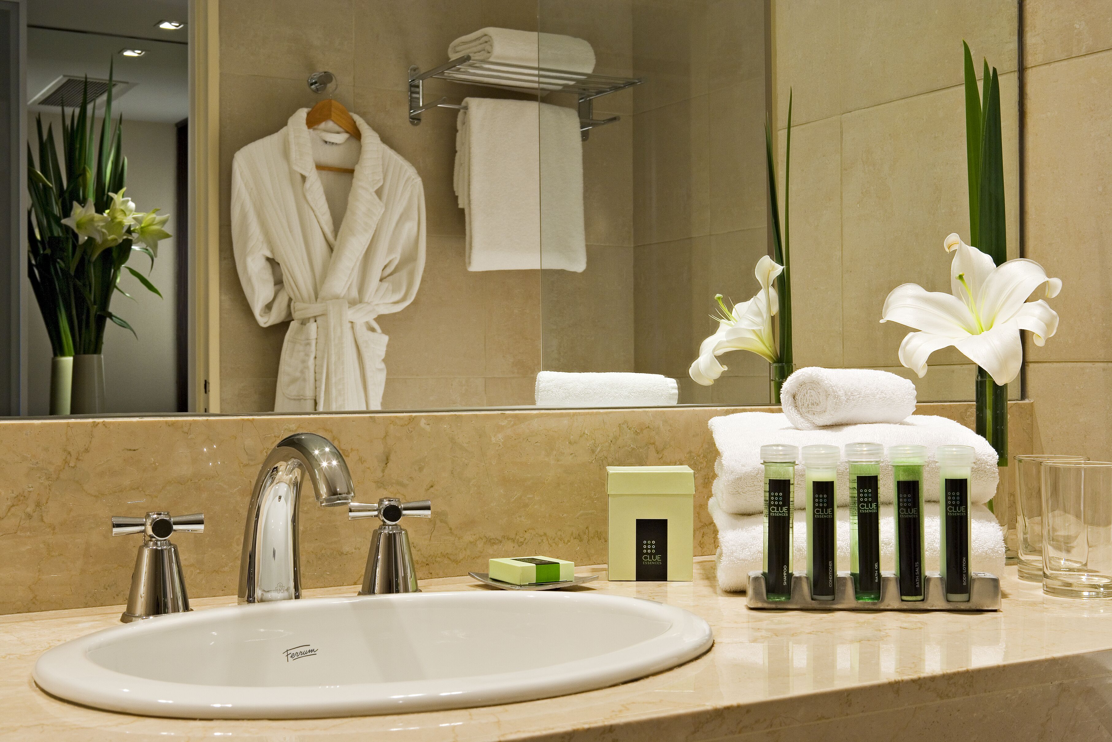 junior suite | bathroom amenities | combined shower/bathtub, deep-soaking bathtub, free toiletries