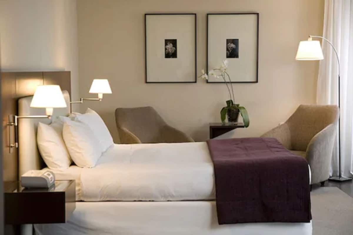 Habitación (Corner) | Ropa de cama de alta calidad, minibar, caja fuerte y escritorio