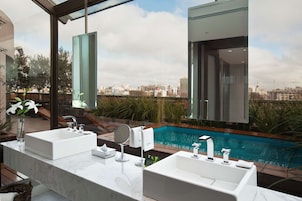 Roupas de cama premium, frigobar, cofres nos quartos, escrivaninha