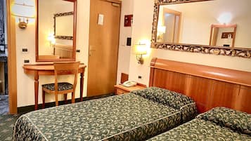 Habitación doble clásica | Caja de seguridad en la habitación y escritorio